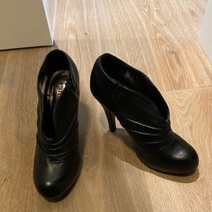 Black Le Chateau booties. Size 6.